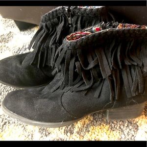 Girls size 3 Report black low fringe boot